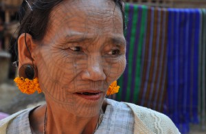 Tatoveret kvinde i Chin-landsby